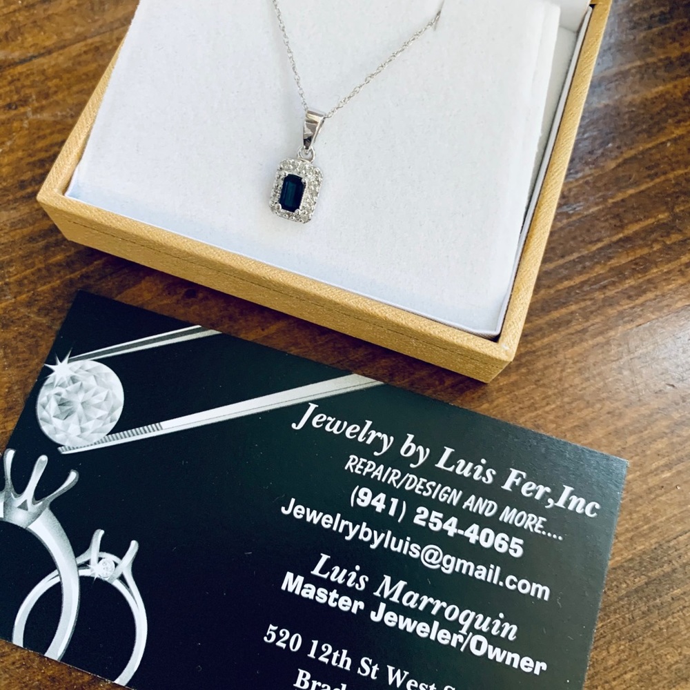 White gold necklace with sapphire and 19 diamonds